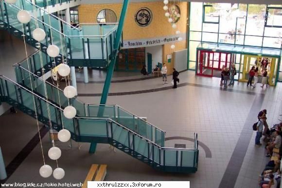 zici ca ii mall. :uimit: scoala gemenilor.